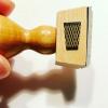 GERIPPTES GLAS ALS STEMPEL